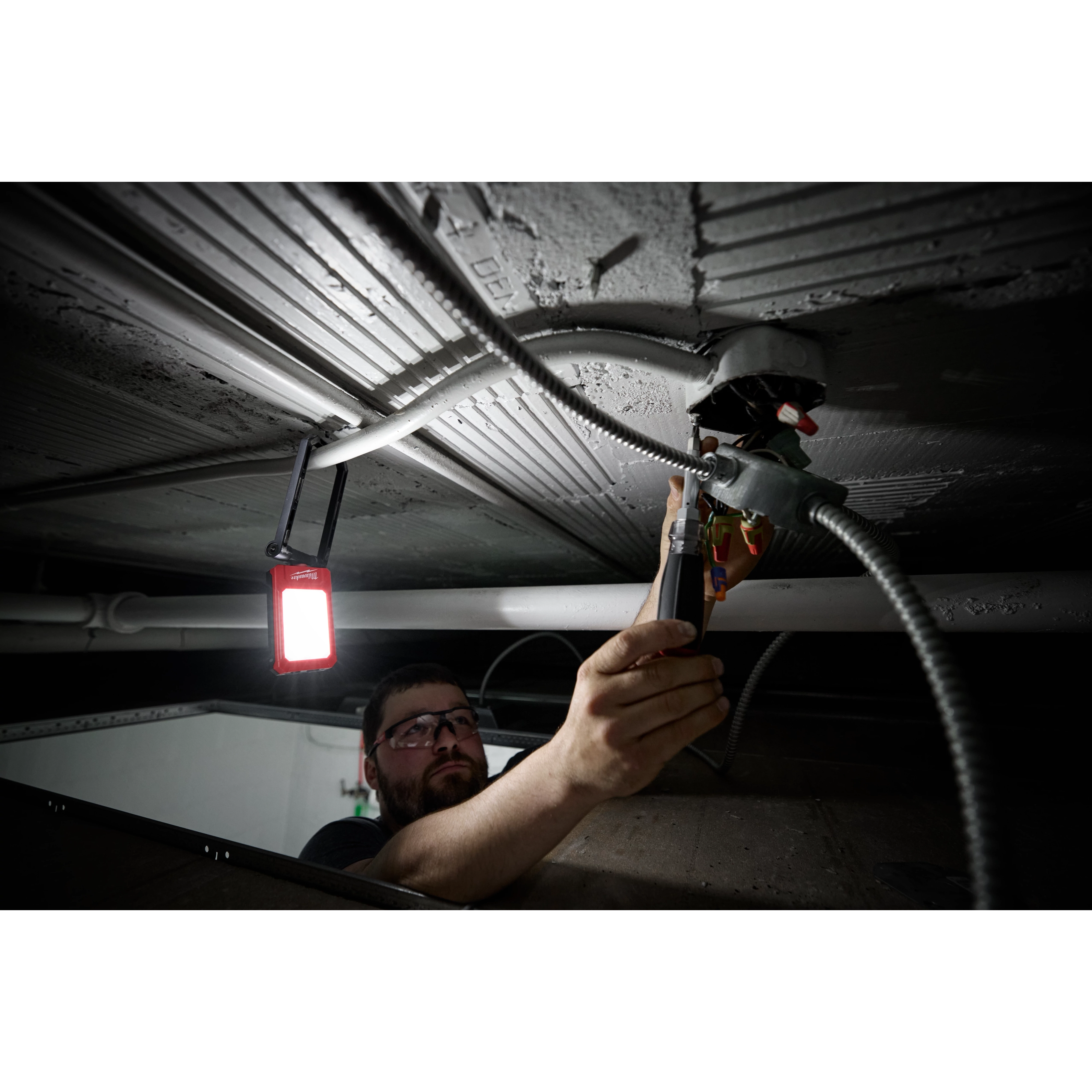 MILWAUKEE 2013R RECHARGEABLE LOW - PROFILE TASK LIGHT