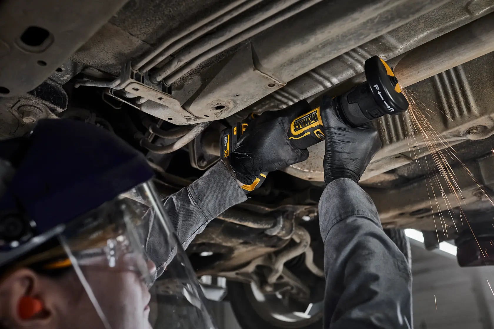 DeWalt DCG430GE2 ATOMIC?20V MAX* 3 in. Cut-Off Tool Kit