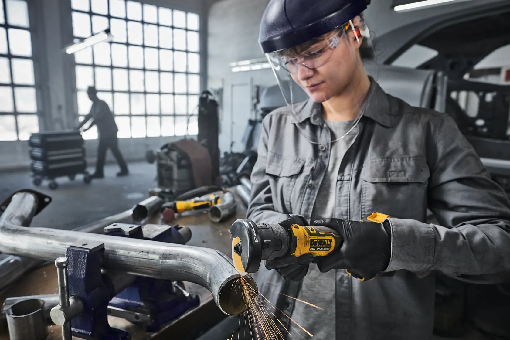 DeWalt DCG430GE2 ATOMIC?20V MAX* 3 in. Cut-Off Tool Kit