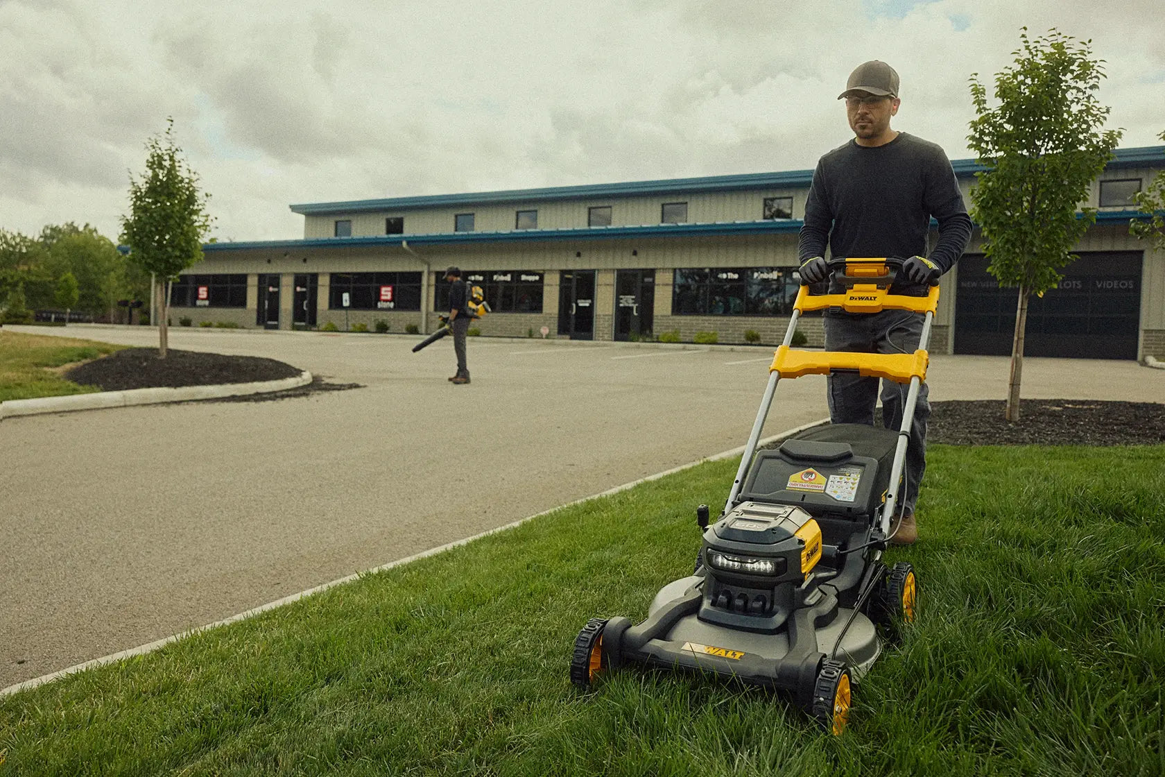 DeWalt DCMWSP700Y2 DEWALT 2X60V SELF PROPELLED MOWER