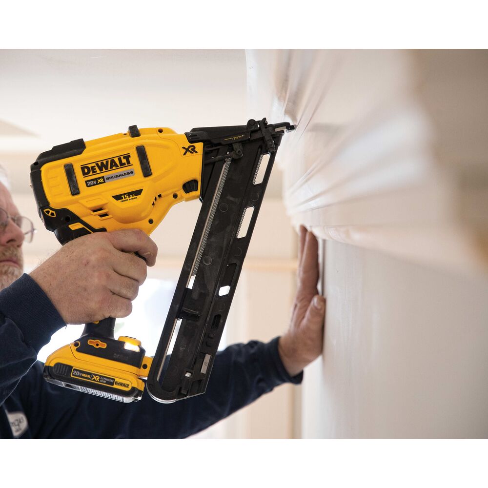 DEWALT DCN650D1 20V MAX 15G ANGLED FINISH NAILER KIT