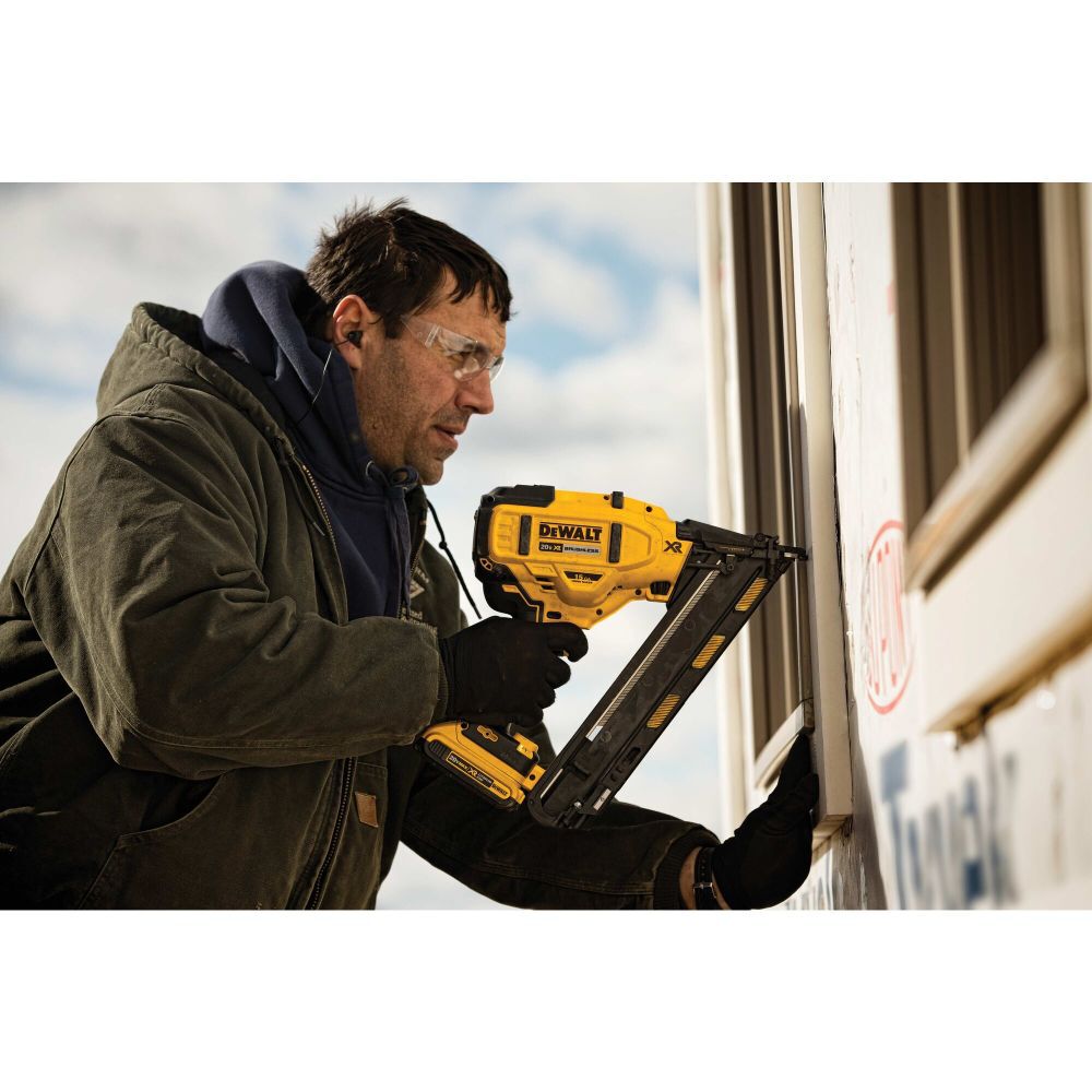 DeWalt DCN650D1 20V MAX 15GA ANGLED FINISH NAILER KIT