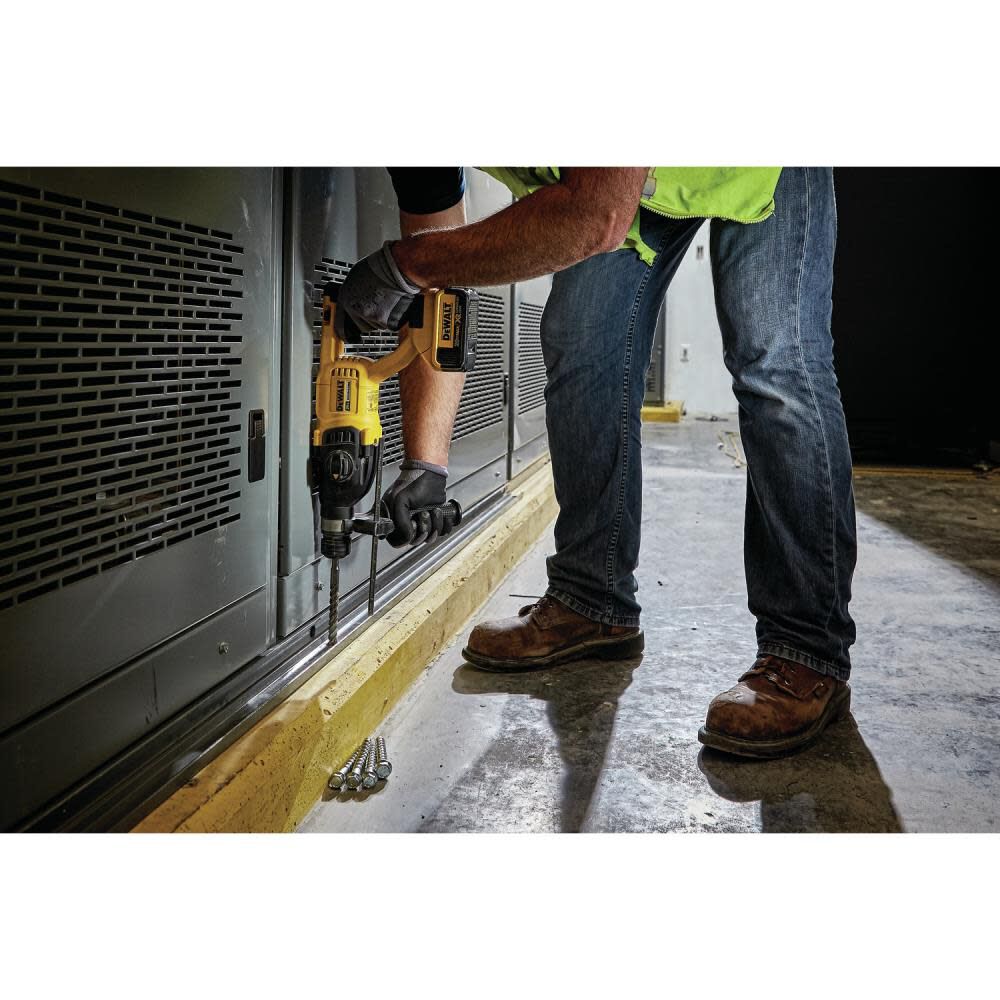 DeWalt DCH133M2 1 IN BL D-HANDLE SDS PLUS HAMMER