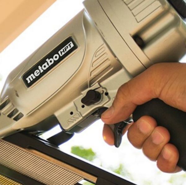 Metabo NT65MA4M HPT 2-1/2-in 15-Gauge Pneumatic Angled Finish Nailer