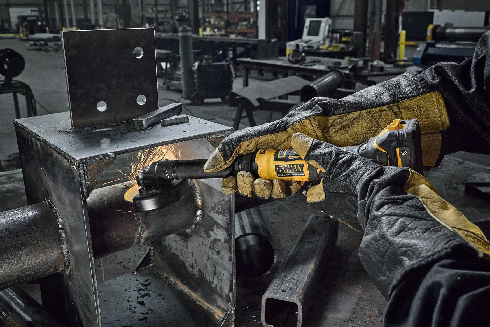 DeWalt DCG432XGE2 ATOMIC?20V MAX* 4 in. Extended Cut-Off Tool Kit