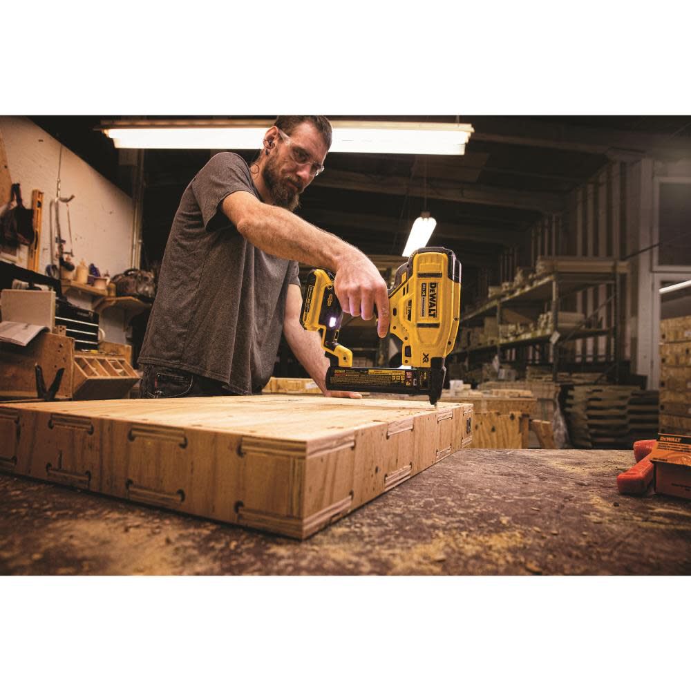 DeWalt DCN681D1 20V MAX 18GA NARROW CROWN STAPLER KIT
