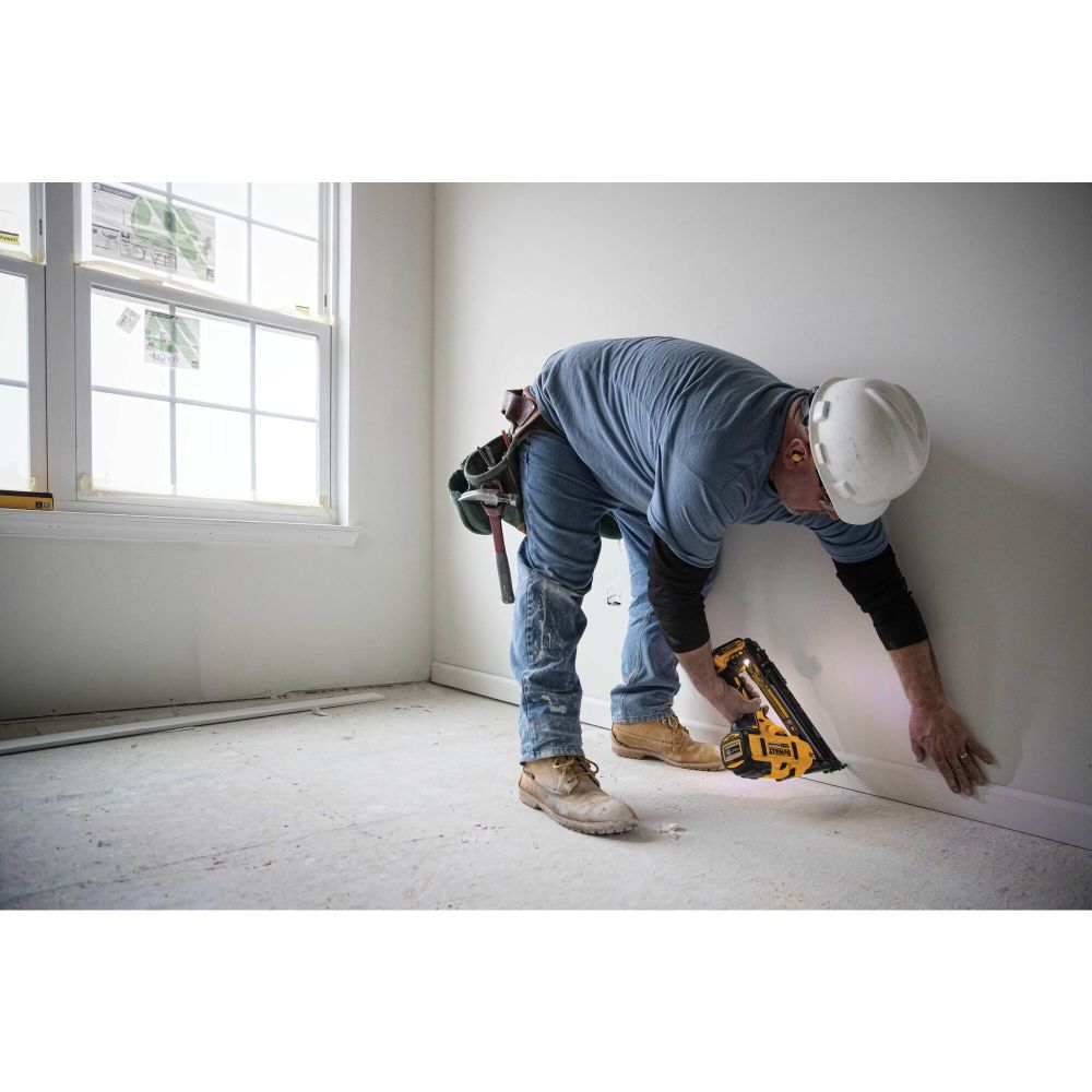 DeWalt DCN650B 20V MAX 15GA ANGLED FINISH NAILER BARE