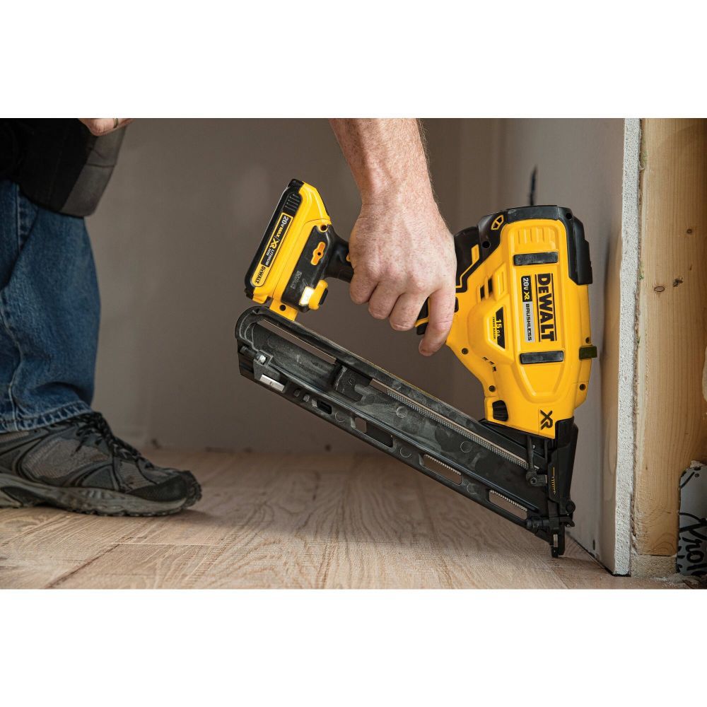 DeWalt DCN650D1 20V MAX 15GA ANGLED FINISH NAILER KIT